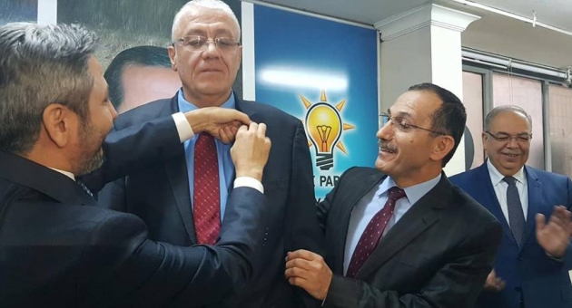 CHPli belediye başkanı AK Partiye geçti CHPli belediye başkanı AK Partiye geçti