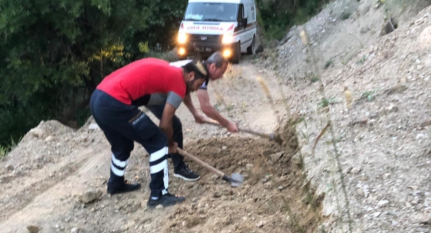112 Ekibi, Kazma Kürekle Düzelttikleri Yoldan Hastaya Ulaştı - Videolu Haber