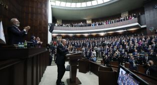 13 Belediye Başkanı AK Parti’ye geçti: Cumhurbaşkanı Erdoğan rozet taktı