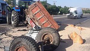 Minibüs, Traktör Römorkuna Çarptı: 1 Ölü, 1 Yaralı