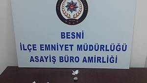 BESNİ'DE ŞÜPHELİ ŞAHSIN ÜZERİNDE UYUŞTURUCU ELE GEÇİRİLDİ