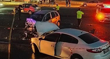 Adıyaman'da 3 otomobilin karıştığı kazada 1 ölü 10 yaralı-Videolu Haber