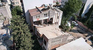 Ağır hasarlı bina yıkım esnasında hafif hasarlı binanın üzerine yıkıldı