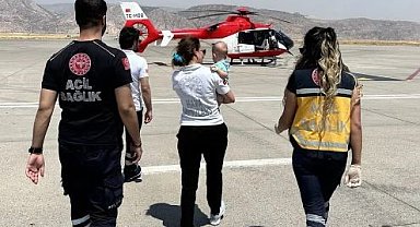 Ambulans helikopter boğazına çengelli iğne kaçan bebek için havalandı