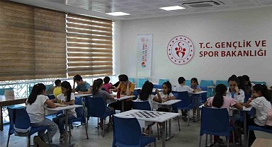 Cizreli gençler gençlik merkezinde hem eğleniyor hem öğreniyor