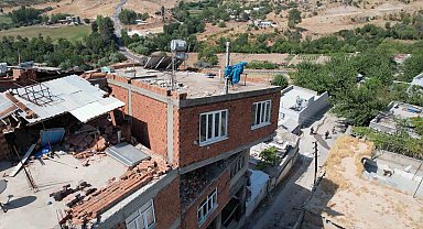 Depremde ara katı yıkılan ve ekseni kayan bina korkutuyor
