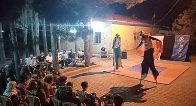Depremzede çocuklara sirk gösterisi