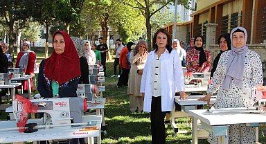 Dezavantajlı kadınlara evde çalışmaları için ücretsiz dikiş makineleri verildi
