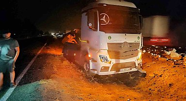 Diyarbakır'da taş yüklü tır refüje devrildi