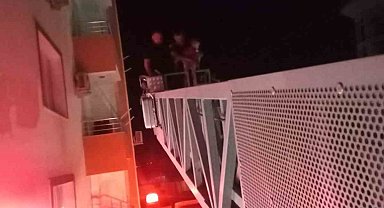 Evde mahsur kalan 2 yaşındaki çocuğu itfaiye kurtardı