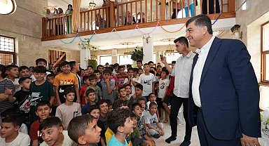 Fadıloğlu, öğrencilere çeşitli armağanlar verdi
