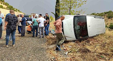 Hafif ticari araç ile otomobil çarpıştı: 4 yaralı