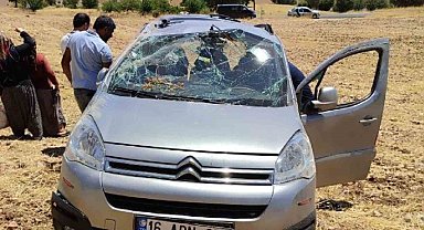 Hafif ticari araç tarlaya uçtu: 2 yaralı
