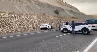 İki otomobil çarpıştı: 6 yaralı