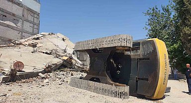 İş makinesi yıkım esnasında devrildi