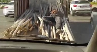 Kamyonetin kasasında uyuyan adamı görenler gözlerine inanamadı