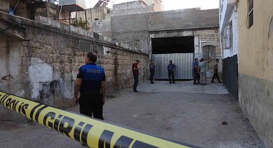 Kilis'te ağır hasarlı 2 katlı binanın duvarı kendiliğinden çöktü