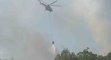 Kontrol altına alınan yangına helikopterler ile müdahale ediliyor