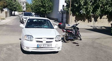 Motosiklet ile otomobil çarpıştı: 2 yaralı