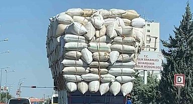 Saman yüklü kamyon trafiği tehlikeye attı