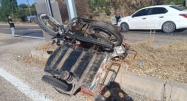Sepetli motosiklet ile otomobil çarpıştı: 1 yaralı