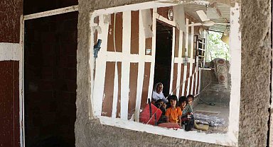 Sur olaylarından kaçtı, 4 yıldır torunlarıyla tır dorsesinde yaşıyor