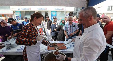 Tahmazoğlu, vatandaşlara aşure ikramında bulundu