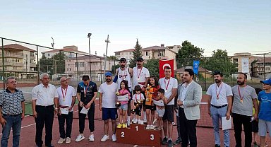 Veteran kort tenis turnuvası düzenlendi