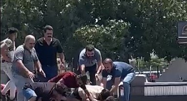 Yol ortasında tekme tokatlı "kaza" kavgası