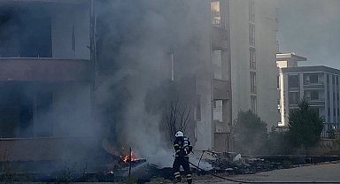 Bina girişinde yakılan lastikler korkuya neden oldu