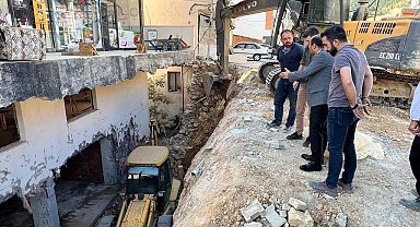 Çelikhan'da ağır hasarlı binaların yıkımı devam ediyor