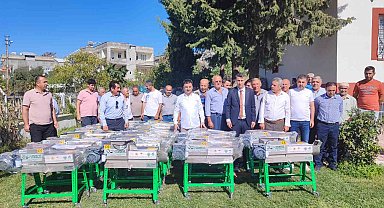 Deprem bölgesindeki çiftçilere üzüm sıkacağı makinesi dağıtıldı