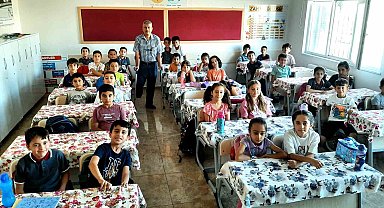 Deprem ondan çok şey aldı ama o öğrencilerini bırakmadı
