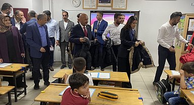 Depremzede öğrencilere mont dağıtıldı