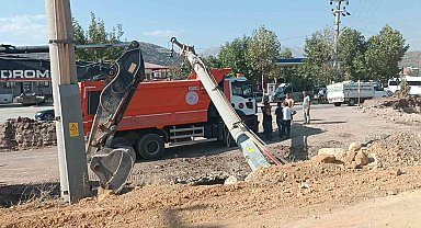 Elektrik direği kamyonun üzerine devrildi