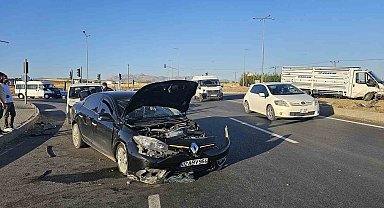 Kamyonet ile otomobil çarpıştı: 2 yaralı