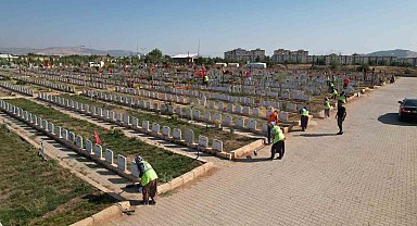 Mezarlıkta temizlik ve çevre düzenlemesi yapılıyor