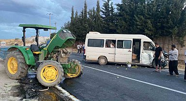 Minibüs ile traktör çarpıştı: 5 yaralı
