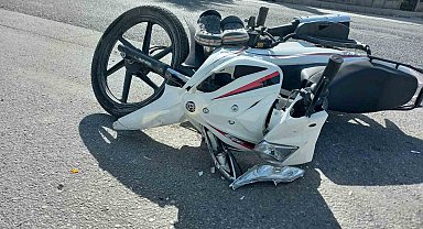 Motosiklet ile minibüs çarpıştı: 1 ağır yaralı