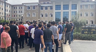 Operasyon yapılan telefoncular valiliğe yürüdü