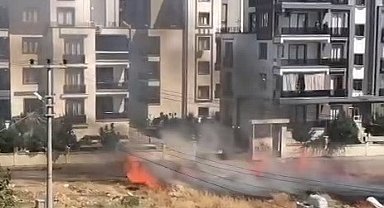 Otluk alanda çıkan yangın çadır ve konteynerlere sıçramadan söndürüldü