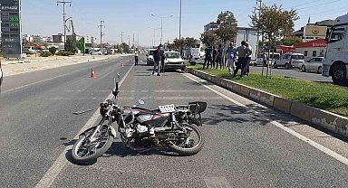 Otomobil motosikletle çarpıştı