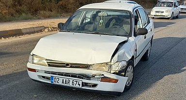 Otomobil polis aracına arkadan çarptı: 2 yaralı
