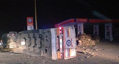 Virajı alamayan tır devrildi: 1 yaralı
