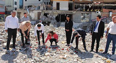 Yıkılan İsias Otel'in yerine karanfil bırakıldı
