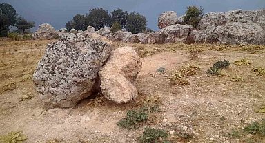 Depremde yerinden oynayan kayalar korkutuyor