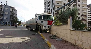 Polisin 'dur' ikazına uymayarak kaçan su tankeri kaza yaptı