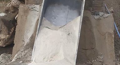 Yüklü kamyonun ağırlığına dayanamayan köprü yıkıldı