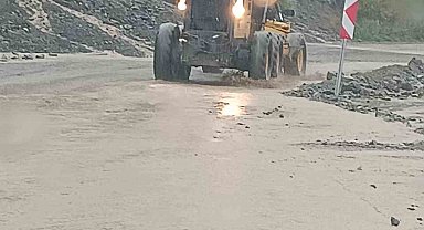 Adıyaman'da heyelanda kapanan köy yollarını açmak için çalışmalar sürüyor