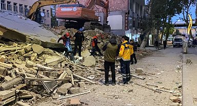 Ağır hasarlı 5 katlı bina çöktü